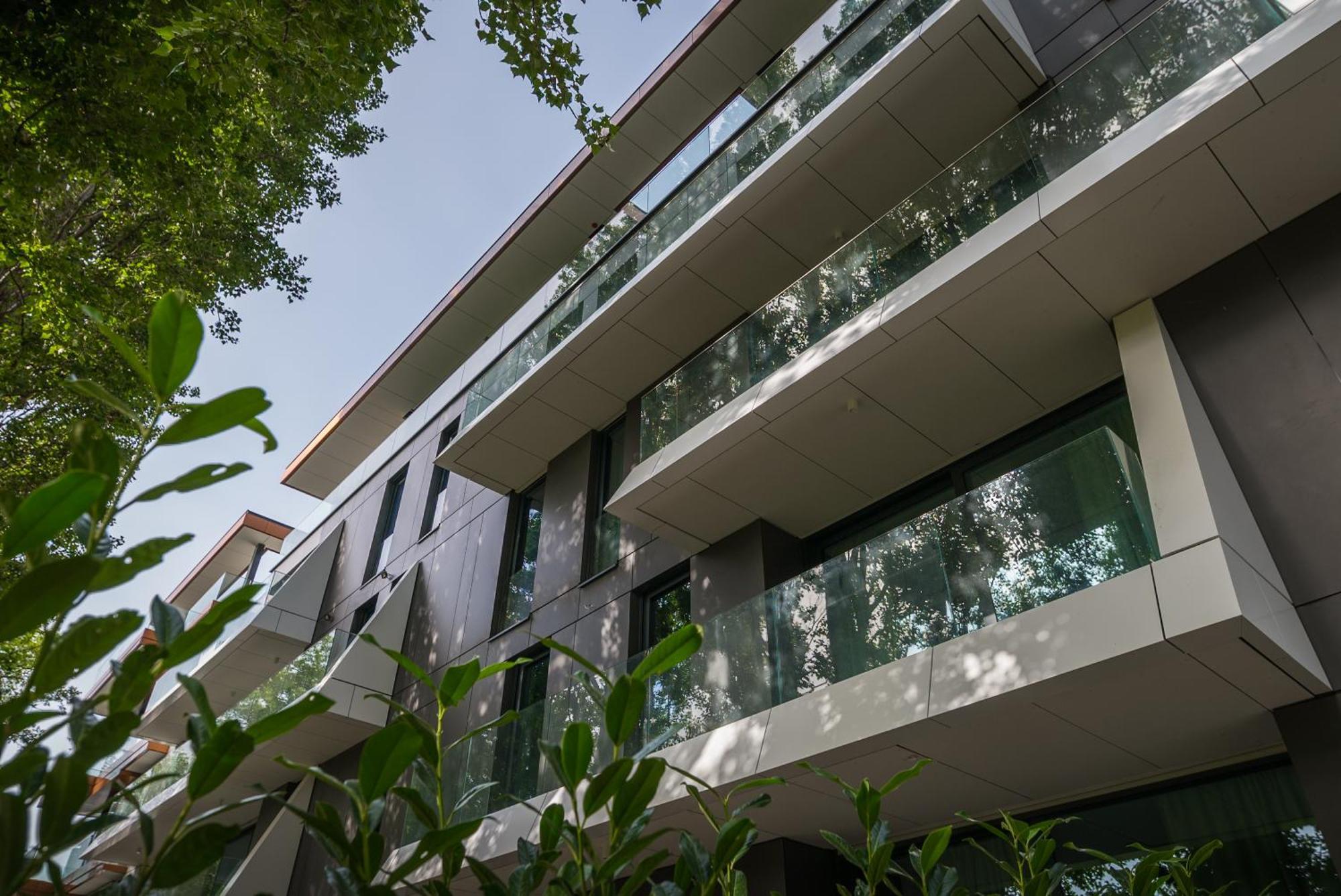 Bj81 Suite Hotel Siofok Bagian luar foto