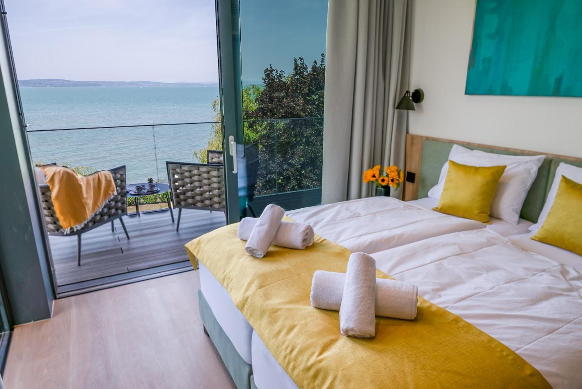 Bj81 Suite Hotel Siofok Bagian luar foto