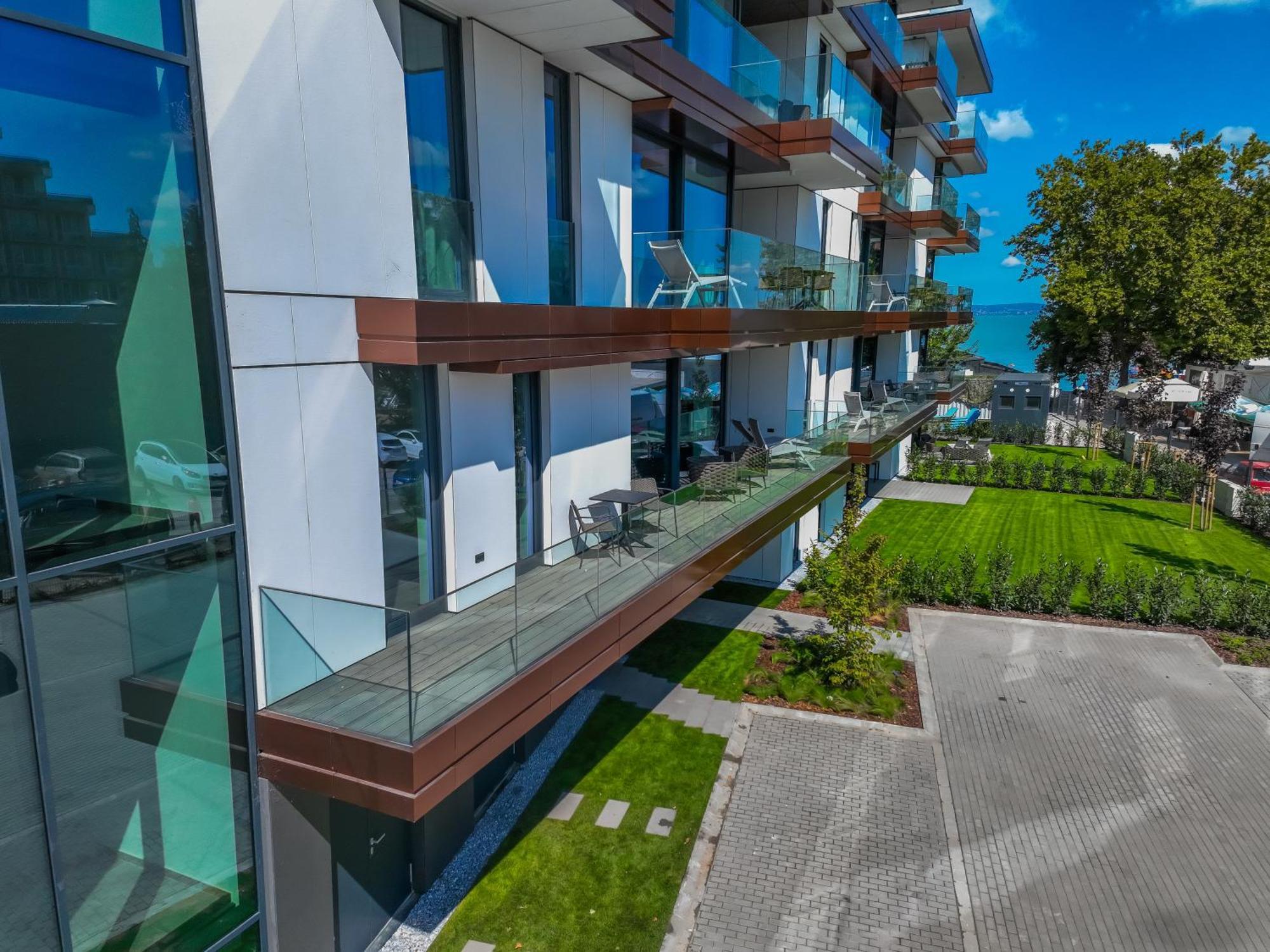 Bj81 Suite Hotel Siofok Bagian luar foto