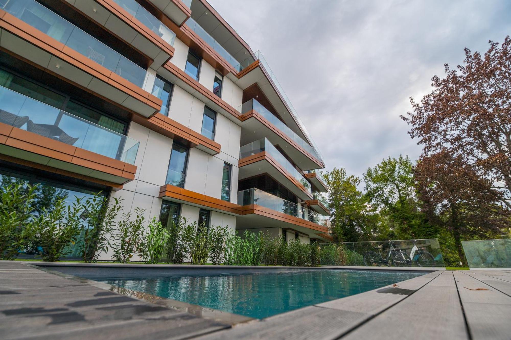 Bj81 Suite Hotel Siofok Bagian luar foto