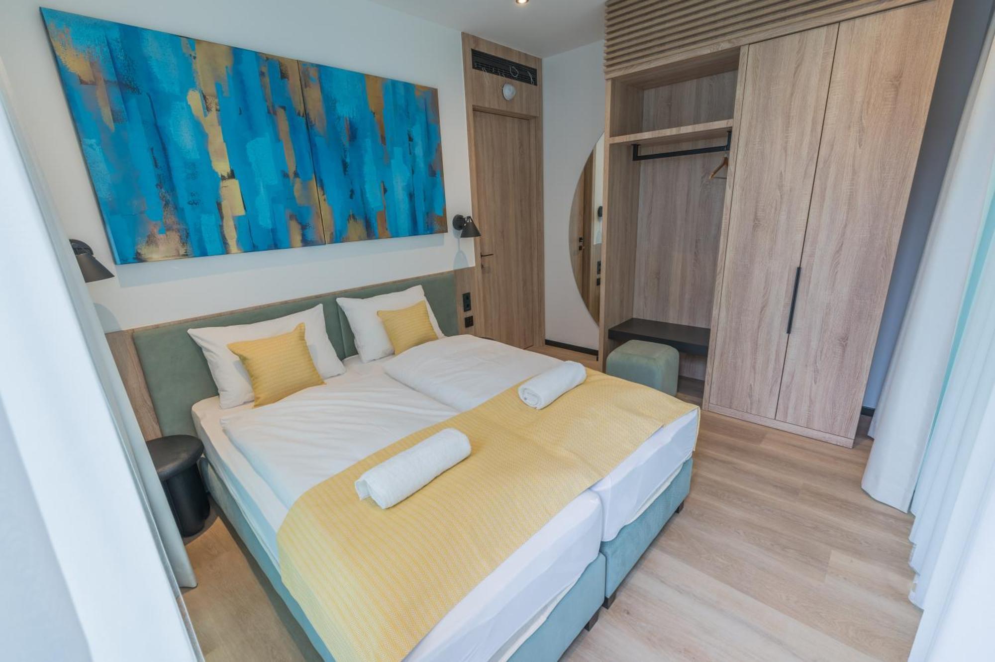 Bj81 Suite Hotel Siofok Bagian luar foto