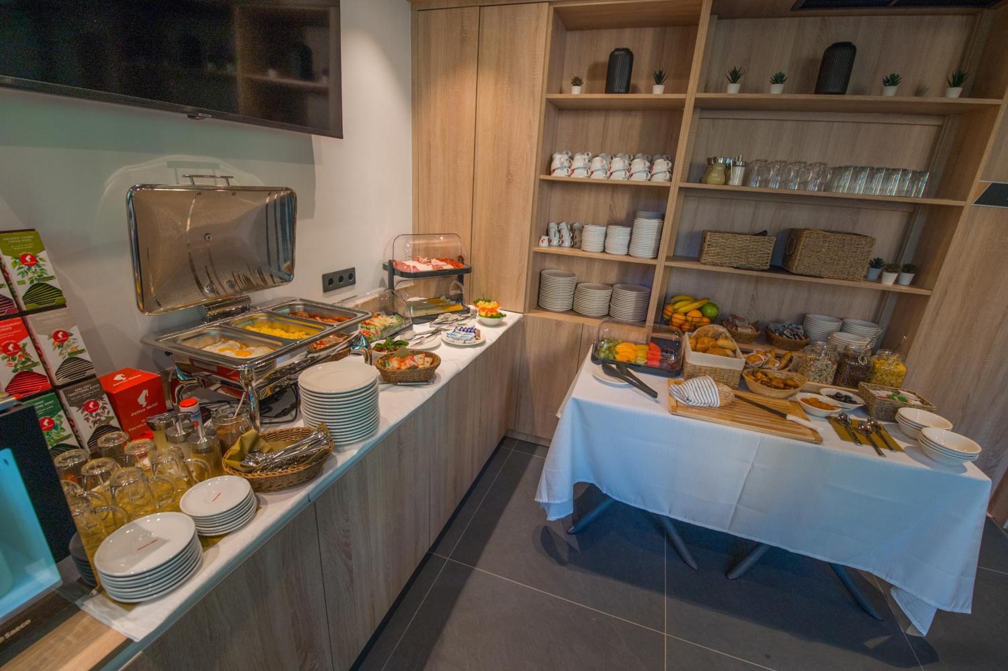 Bj81 Suite Hotel Siofok Bagian luar foto