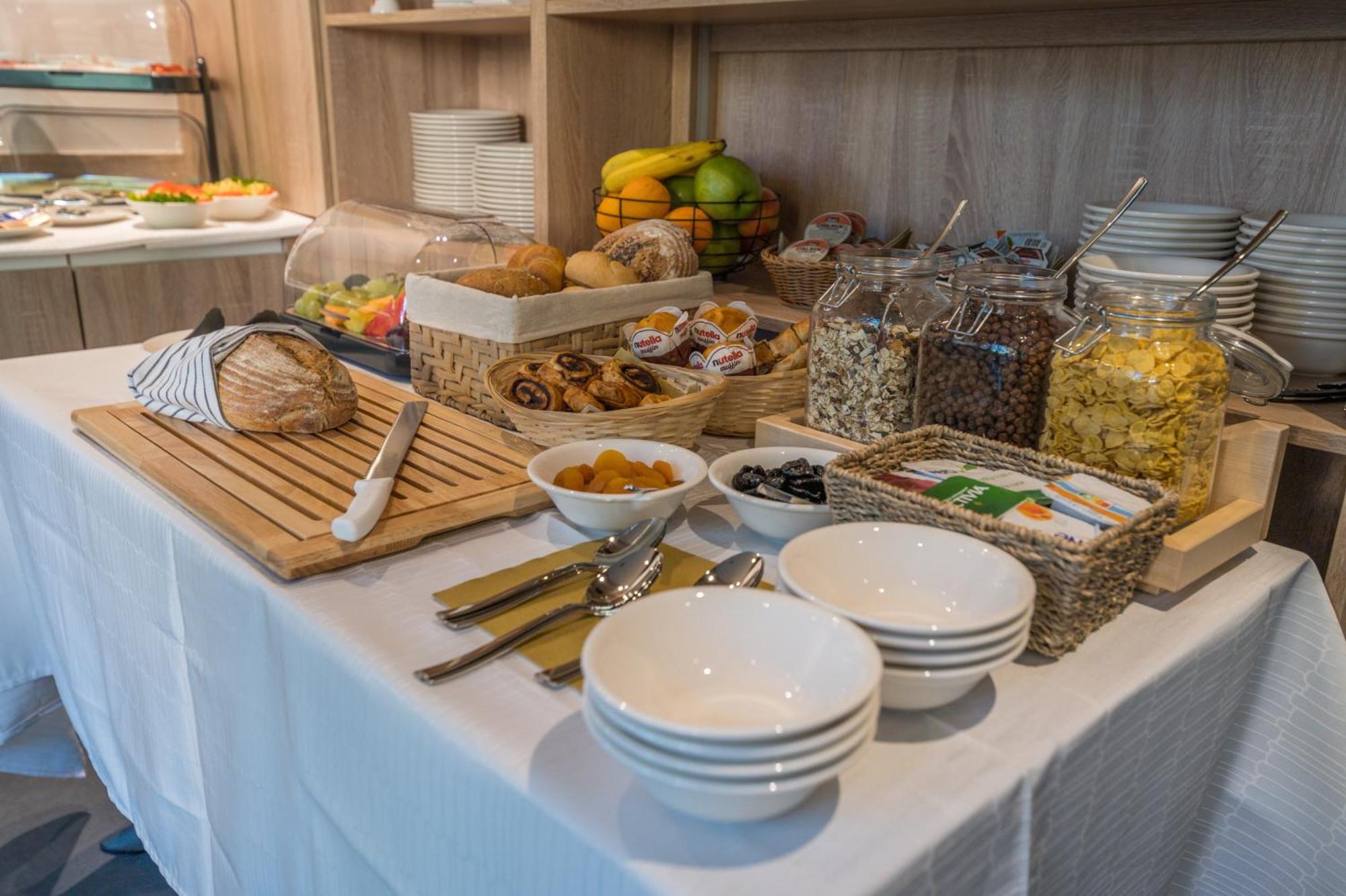 Bj81 Suite Hotel Siofok Bagian luar foto