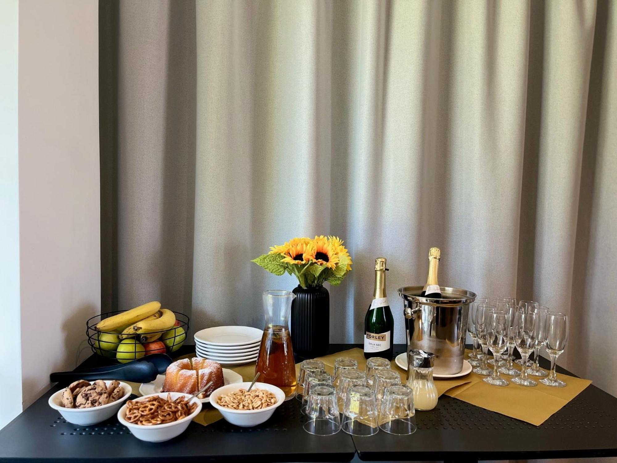 Bj81 Suite Hotel Siofok Bagian luar foto